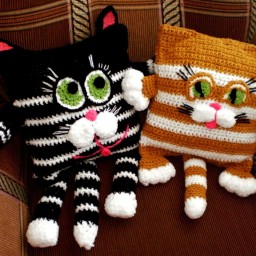 Подушки-игрушки коты.