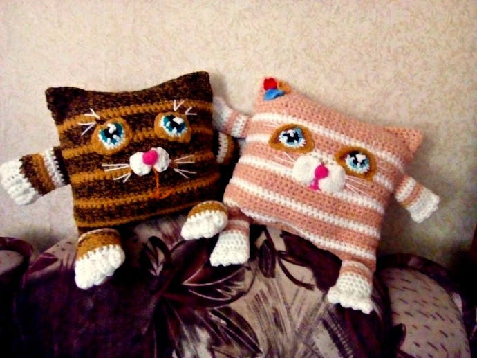 Подушки-игрушки коты.