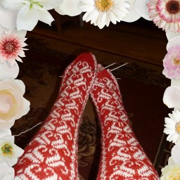 Очередные гольфы жаккардом спицами.