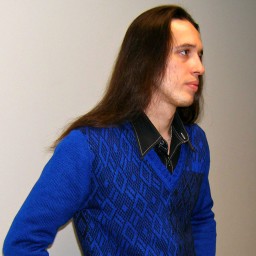 Синий свитер.