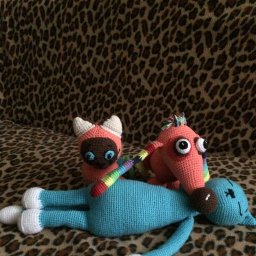 Игрушки имениннику!