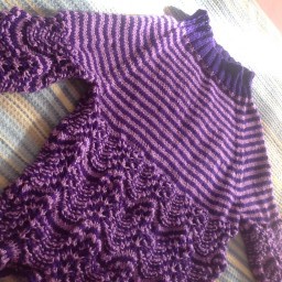 Для моей племянницы: джемпер в полоску с волнистым узором.