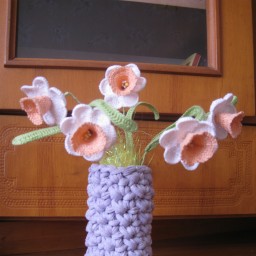 "загорелась" вязаными цветами