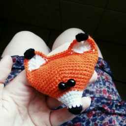 Вязаная брошь.