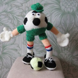 футболист вязаный спицами, крючком, наполнитель суперпух Высота 37 см