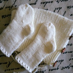 Шапочка и носки для маленькой девочки.