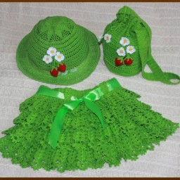 Комплект с клубничками и два топа