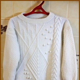 Белый пуловер с асимметрией