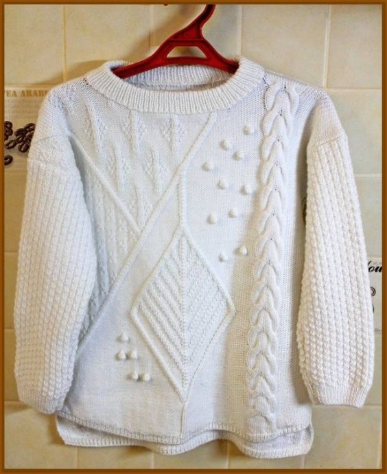 Белый пуловер с асимметрией