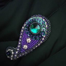 Броши из бисера, камней и стразов.