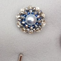 Броши из бисера, камней и стразов.