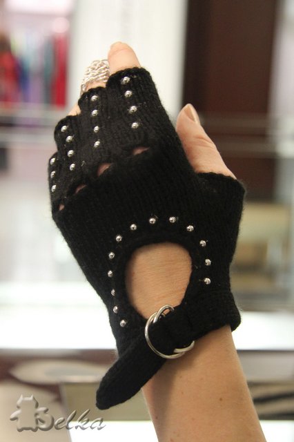 Перчатки без пальчиков в стиле рок (не моя работа, но очень классно смотрятся)