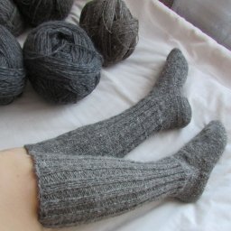 Высокие,теплые гольфы, вязаные спицами из овечьей пряжи