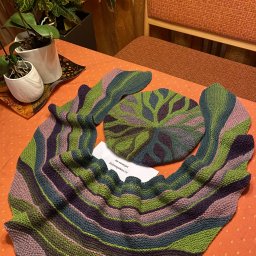 Берет и бактус спицами в технике свинг