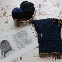 Связала  шапочку своему деду и еще немного...