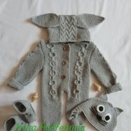 Комбинезон, пинетки и шапочка.