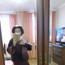 Вязаный спицами жакетик из пряжи букле