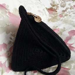 Вязаная сумочка-пирамидка