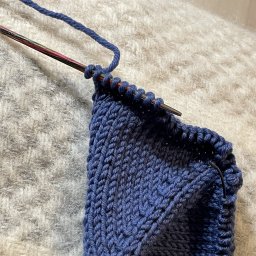 Жакет для мальчика, которому 4 годика и который любит синий цвет.