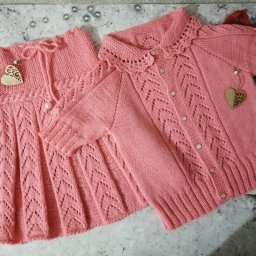 Костюмчик спицами для девочки.