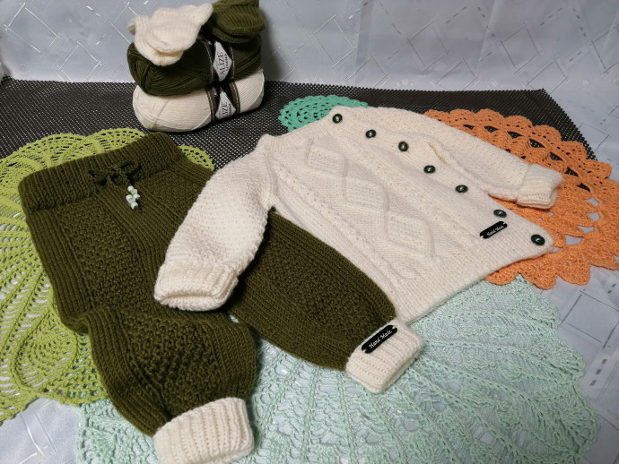 Костюмчики для мальчиков на возраст 6-9 месяцев спицами.(Два варианта). Костюмчики для мальчиков на возраст 6-9 месяцев спицами.(Два варианта).