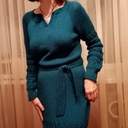 Платье, связанное три месяца назад и всё-таки попавшее в кадр))