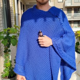 Пончо цвета неба.