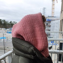 Капор и гетры.