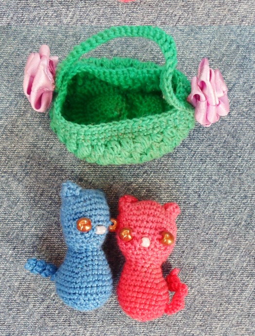 Кошки в корзинке
