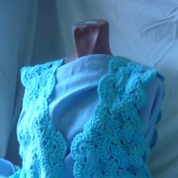 Просто жилет бирюзового цвета, связанный крючком из полушерсти