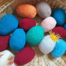 Чем твоя жена занимается? - Вяжет яйца :)