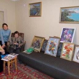 просто в гостях.