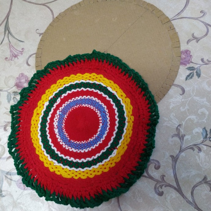 Салфетка плетенная на круглой рамке.