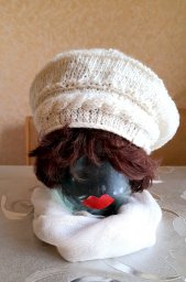 Белый берет спицами.