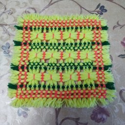 Салфетка плетенная на рамке.