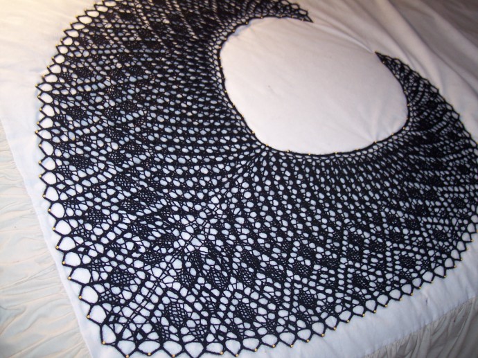 I knitted my shawls by my hands with long needles and I post them on internet for everybody to see.
