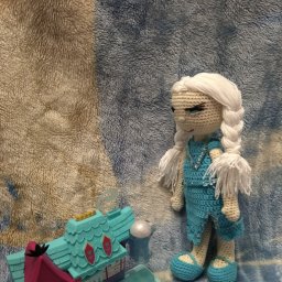 Вязаная кукла Эльза