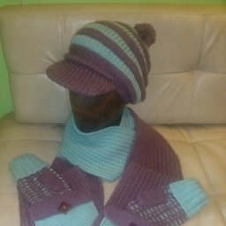 Шапочка с козырьком и шарф с кармашками