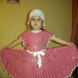 Розовое платье и шапочка