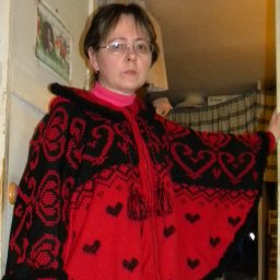 Черно-красное пончо