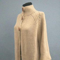 Вязанный спицами жакет.