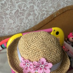 Детская шляпка из раффии