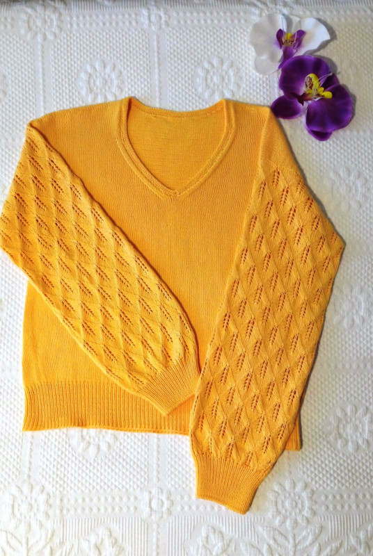 Джемпер с ажурными рукавами