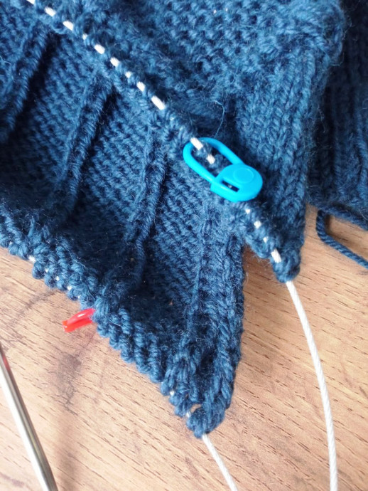 Школьный жилет для внучки