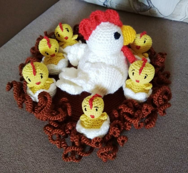 Вязаная курочка с цыплятами