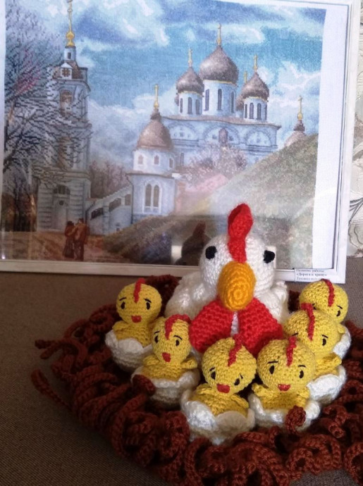 Вязаная курочка с цыплятами