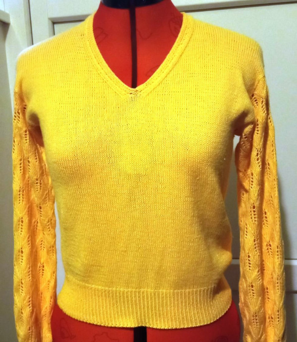 Джемпер с ажурными рукавами