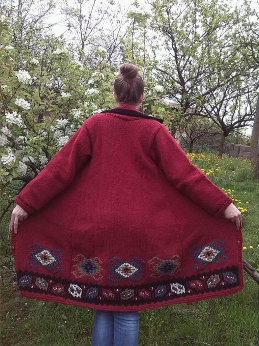 Изготовление женских свитеров из Сербии с мотивами ковров от Пирот