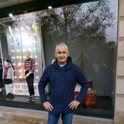 Мужской жакет на молнии с капюшоном.