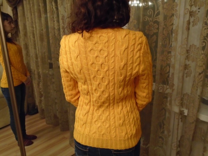 Желтый пуловер спицами.